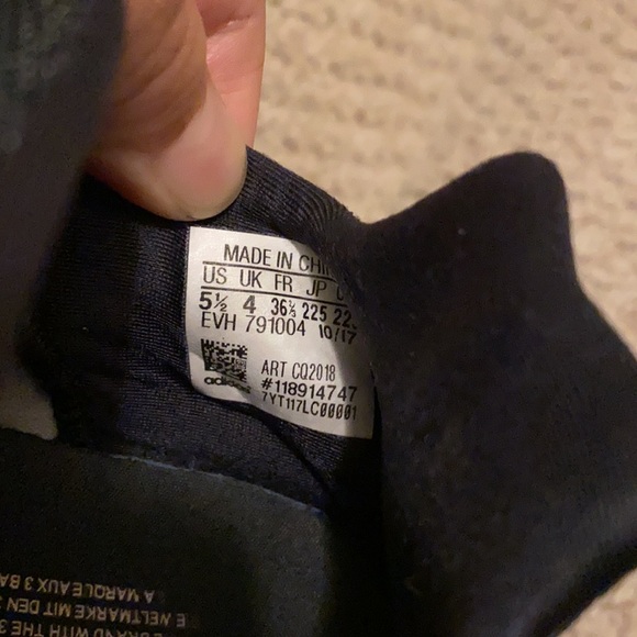 Adidas shoes size 5.5 in black with gold - Picture 6 of 7